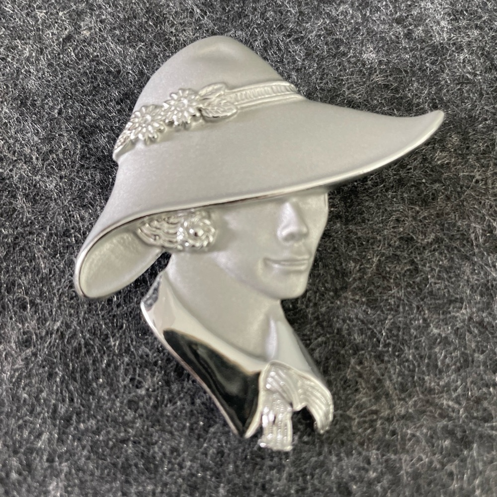 Vintage Silver Brooch with Elegant Hat Design